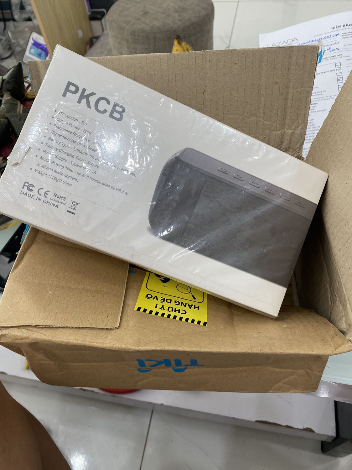 loa thiết kế đẹp hoàn thiện rất tốt 
Thơi lượng pin ấn tượng, tôi dùng mỗi ngày khoảng 1-2h ~50% âm lượng thì đến cả tuần mới báo còn dưới 20% pin 
Âm thanh khá to so với thân hình nhỏ bé đó, bass đập chắc  to nhưng kiểm soát tốt, mid- treble rõ nghe là kết liền 5 sao