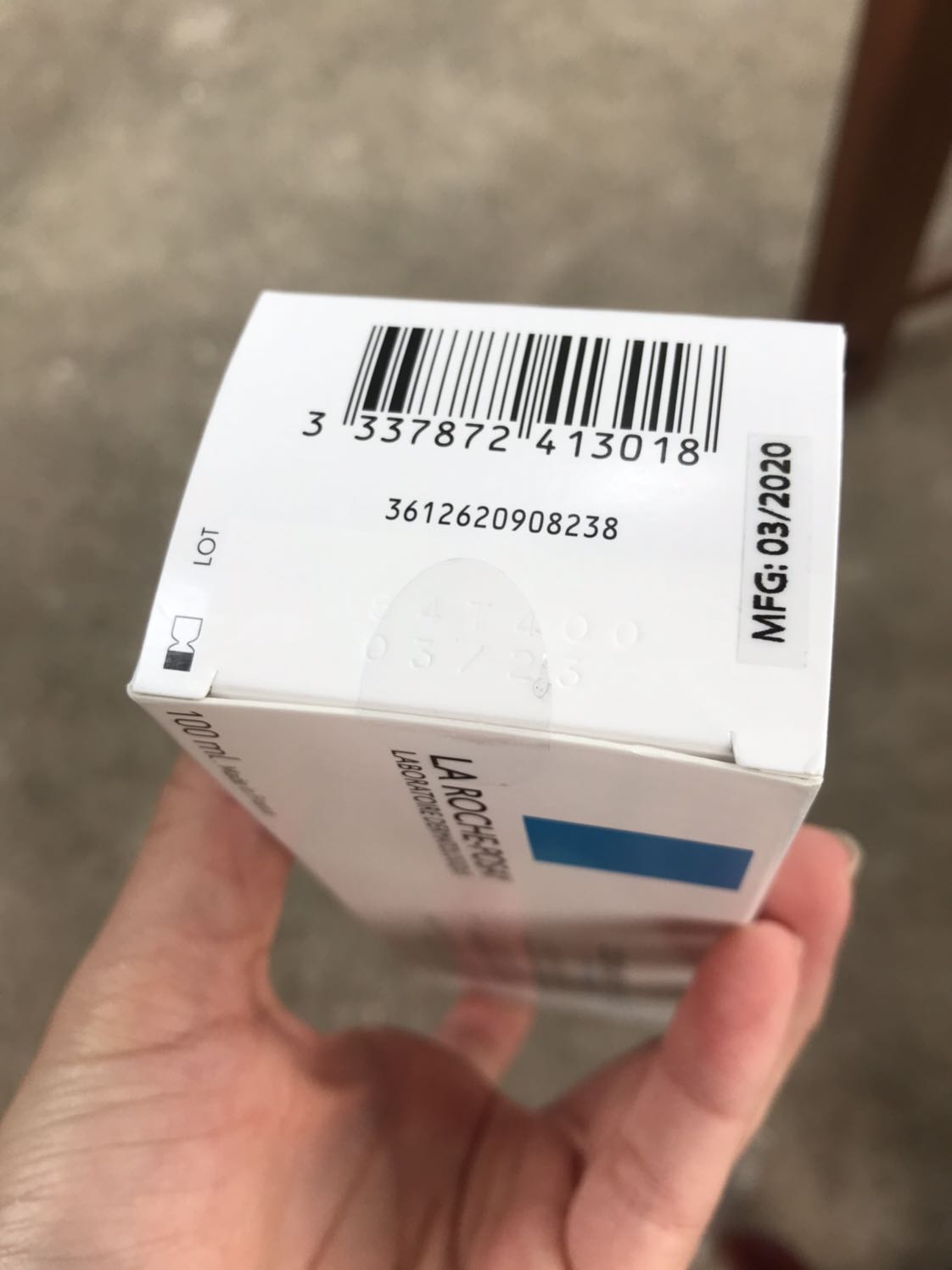 Sau khi dùng tuýp 40ml mình quyết định mua luôn tuýp 100ml ?
Hàng chính hãng, chất kem đặc, apply lên da mất 1 lúc để thấm, sau thì da nhìn căng mướt chứ k phải nhìn giống đổ dầu nhờn. Mình vẫn sẽ trung thành với kem dưỡng này của La Roche.
Tiki giao hàng nhanh hơn dự kiến 1 ngày. Mà kem dưỡng của mình lại hết, mừng khôn xiết. 10đ cho Tiki