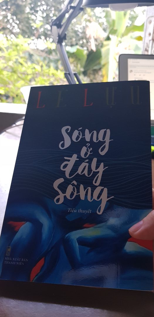 Ta sinh ra không được quyền lựa chọn cha mẹ, nhưng ta có quyền được lựa chọn cách sống cho riêng mình. 
Tuy đoạn đầu miêu tả hơi nhiều mình không thích lắm nhưng càng về sau thì càng lôi cuốn, hiểu thêm về đạo lý làm người, nên là cho 5 sao nhé!