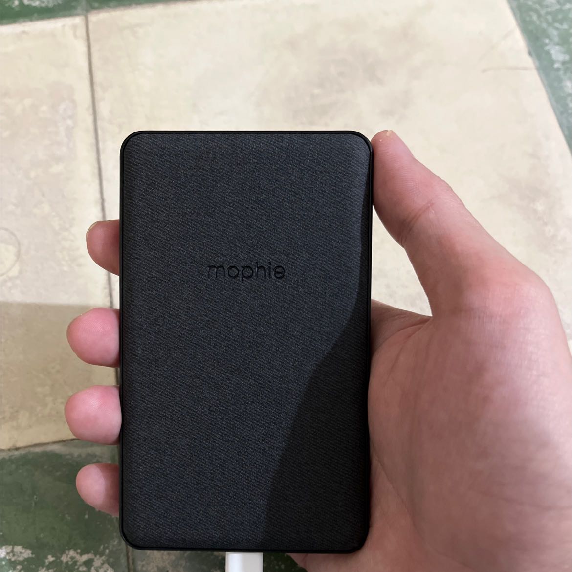 đẹp, đã thử sạc điện thoại. Mặc dù 5000mah nhưng công nghệ sạc tốt, con iphone 13 từ 7% lên 100% pin sạc báo vẫn còn 1 mắt chưa cạn.