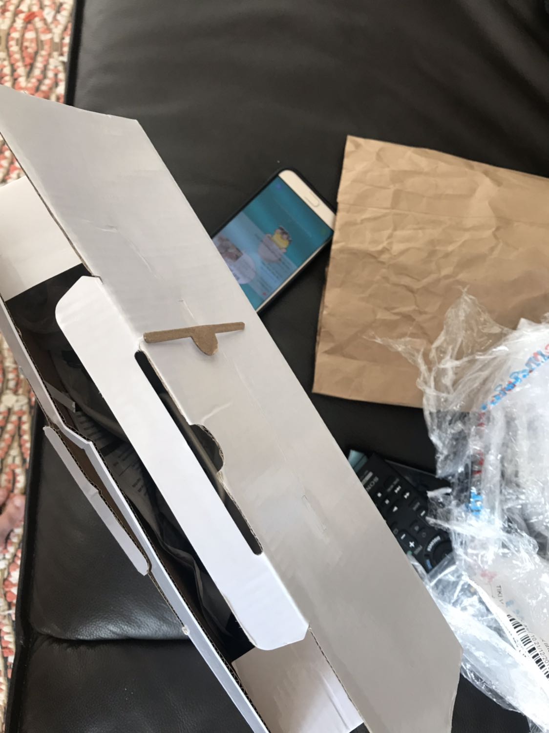 Cái này mình mua để tặng quà giáng sinh cho Ba mình. Vậy mà khi mở ra như đồ cũ. Đã vậy còn bị rớt cát ra ngoài tùm lum nữa, tờ giấy manual bị nhàu nát như lụm lại ở ngoài vậy! Khuyên mn ko nên mua cái này mắc công tốn tiền & thời gian đổi trả nữa. Giá cũng đâu rẻ đâu!