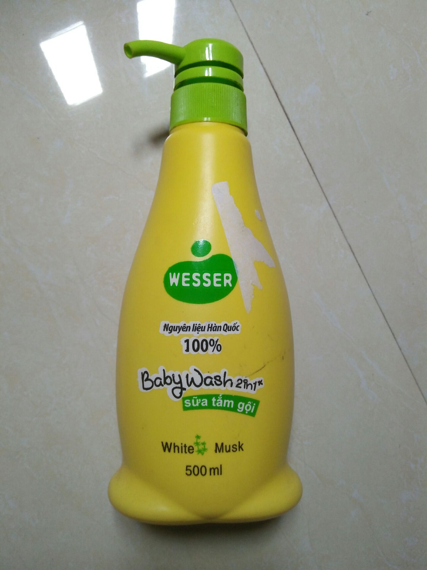 Vỏ chai cũ, bẩn, bị bóc giấy. Ngày sản xuất và hạn sử dụng bị mờ, ko nhìn rõ. Thất vọng. Chưa dùng nên ko biết chất lượng bên trong ntn