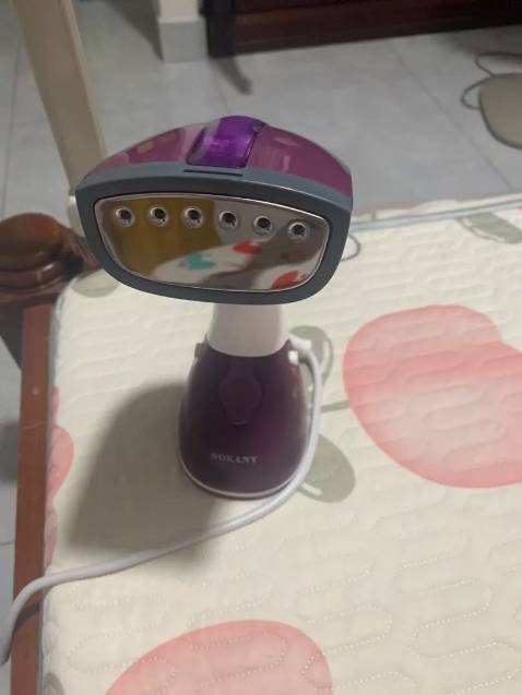 Bàn ủi chắc chắn, nặng tay, hơi nước mạnh, bình đựng nước nhiều ủi được 5-6 cái đầm, do nặng nên cũng hơi mỏi tay, mua để ủi 1-2 cái khi cần gấp đỡ phải trải bàn để ủi