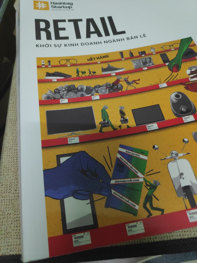 Sách khá to và dày, hình thức đẹp mắt, tiki giáo hàng siêu nhanh.

Về nội dung, sách chia làm 2 phần độc lập giữa phần kiến thức được dịch lại từ sách báo nước ngoài và phần thực tế các chiến lược của một số doanh nghiệp sử dụng tại thị trường Việt Nam.

Đối với phần kiến thức, sách được trình bày rất đầy đủ và chi tiết những hạng mục cần thiết để lên kế hoạch khi khởi nghiệp từ việc xác định sứ mệnh, mục tiêu, hướng đi cho đến các quyết định về sản phẩm, địa điểm phân phối, giá bán, hình thức marketing và cả những vấn đề quản lý tài chính, pháp lý, chính sách nhân sự, lưu trữ hàng tồn, chăm sóc khách hàng....Những phương pháp này đều là những phương pháp ăn liền, áp dụng ngay được với những cá nhân khởi nghiệp. Tuy nhiên, để phát triển với quy mô lớn hơn, cần tìm hiểu sâu về từng hạng mục hơn, đòi hỏi thời gian và công sức hơn. Ngoài ra, vì được dịch lại nên nhiều thông tin về thị trường cũng Như xu hướng và một số giải pháp đã có phần lỗi thời với những dẫn chứng ngay từ đầu sách là những số liệu từ 2*** và xu hướng email marketing...mình đã rất hoang mang nhưng các bạn nên kiên nhẫn đọc thêm và chắt lọc lại thông tin thì vẫn sẽ khám phá được rất nhiều thứ hay ho. Nên là các bạn cứ yên tâm, bình tĩnh và đọc tiếp nhé.

Về phần ứng dụng tại Việt Nam, Rio có đưa ra những chiến lược mà một số doanh nghiệp đang sử dụng, tuy nhiên nó chỉ giới hạn ở những phần như thị hiếu, định vị, các doanh nghiệp cung cấp sp khác biệt, các hoạt động marketing...Những thông tin này rất có giá trị vì Rio đã khảo sát trực tiếp CEO của các DN này.

Cá nhân mình vẫn đáng giá rất cao giá trị mà sách đem lại cũng như nỗ lực của Rio book để mang đến kiến thức cần thiết cho những ai cần khởi nghiệp. Nhưng mình nghĩ là để sách mang tính ứng dụng cao hơn, Rio nên lồng ghép các chính sách pháp lý, thuê địa điểm, xu hướng hợp, giải pháp hợp thực tế tại thị trường VN ở các phần kiến thức. Cảm ơn Rio đã biên sioạn một quyển sách hay cho cộng động khởi nghiệp ????