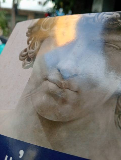 Hôm nhận thấy sách cũ, có người đã đọc trước rồi. Cũng k so đo làm chi. Này đang đọc rớt luôn xấp mười mấy tờ giấy. Có nên chăng đền một cuốn mới 100% k nhỉ,??