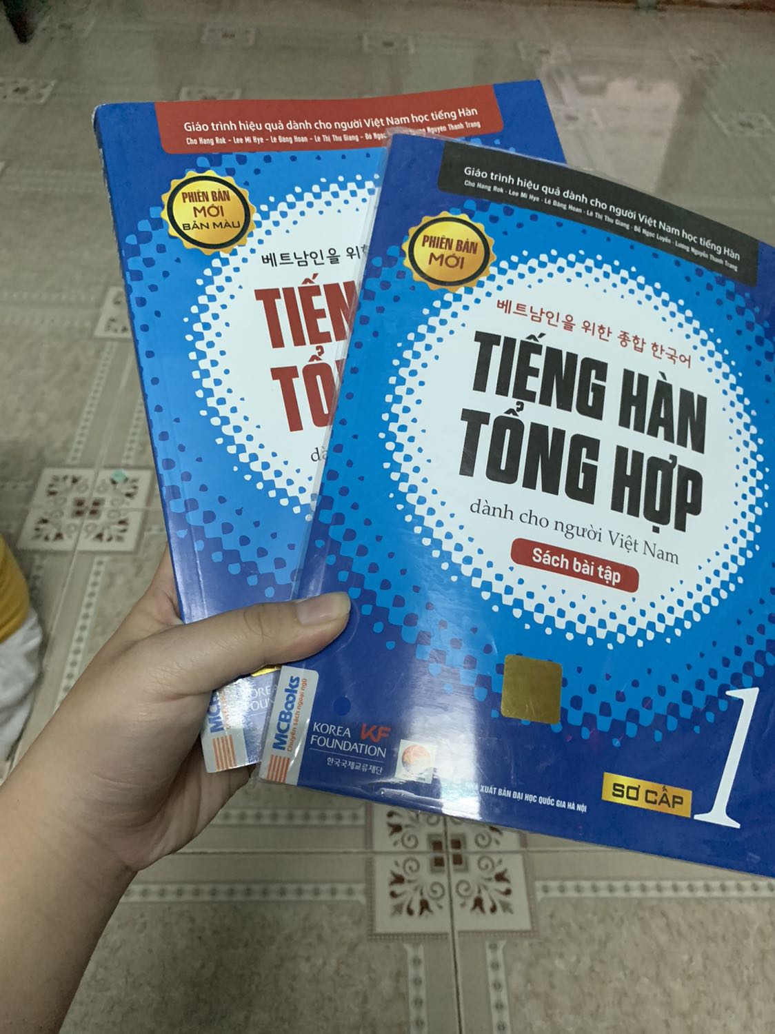 Sách bài tập được bao kĩ lắm mà sách học không bao nên bị dơ với rách chút phần đầu ? Sách bài tập được bao kĩ lắm mà sách học không bao nên bị dơ với rách chút phần đầu ?
