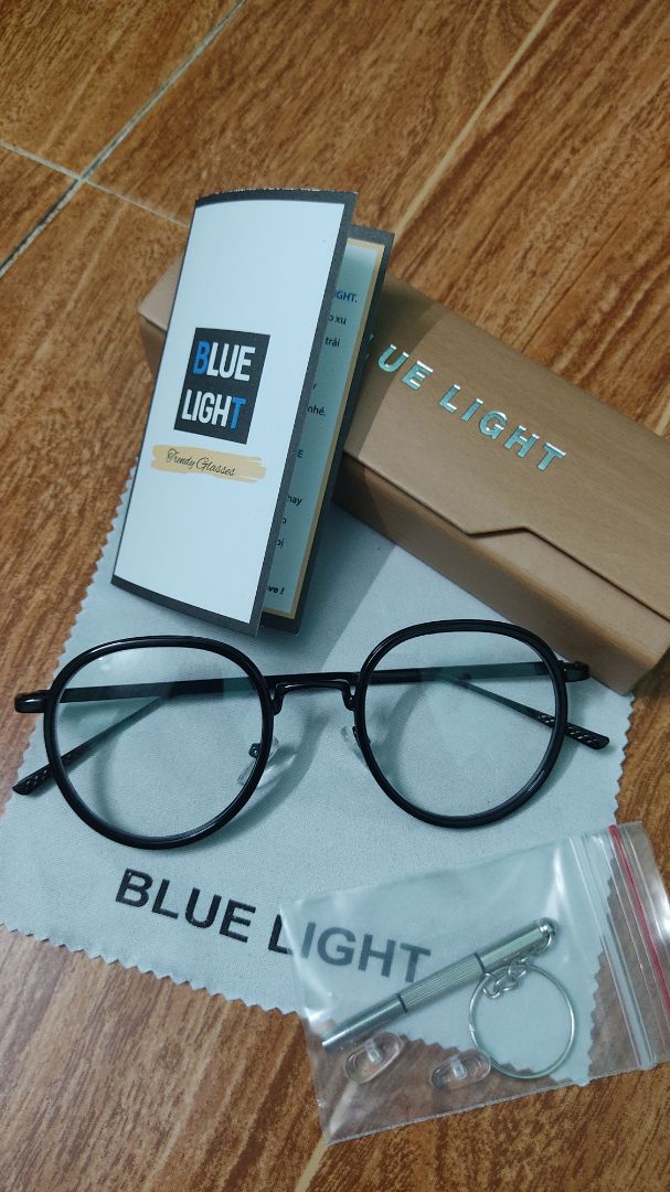 Kính mẫu đẹp, chắc chắn, sản phẩm giống hình, lại được tặng kèm đầy đủ phụ kiện.