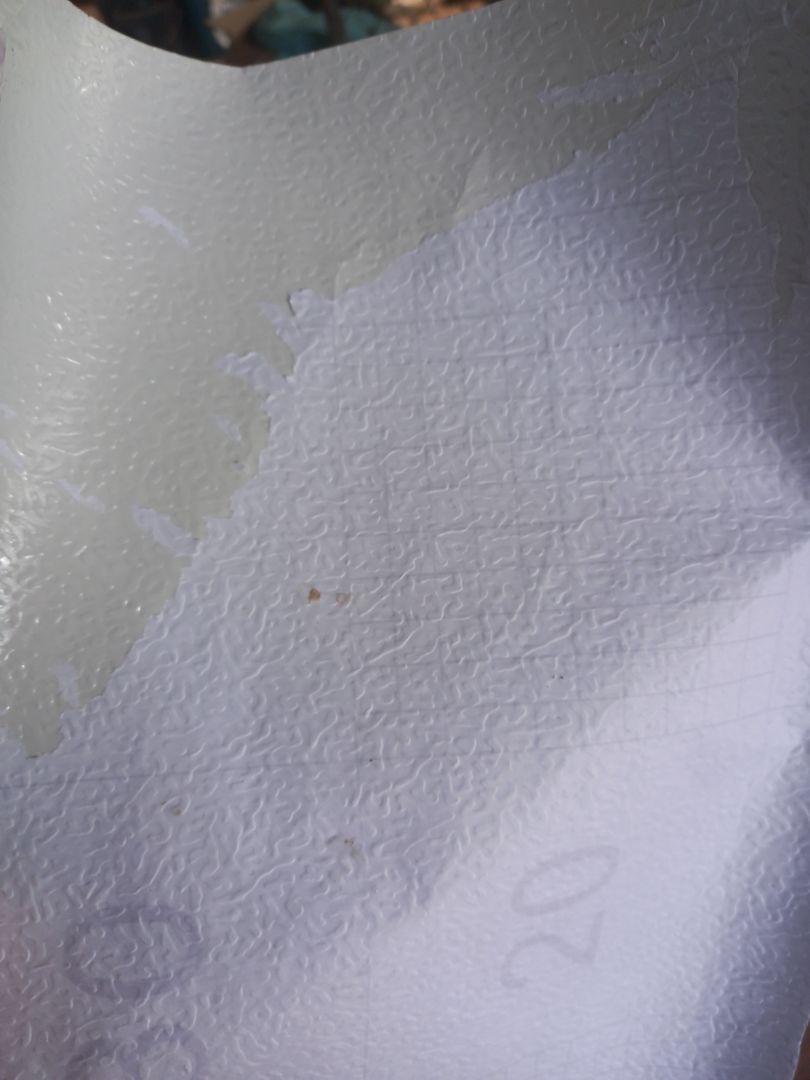 giấy dán khá tệ. mình mua 3 cuộn, 1 cuộn dán tạm được, 1 cuộn keo không dính. 1 cuộn giấy như hình. giá so mặt bằng chung không rẻ so với shop khác nhưng chất lượng quá tệ.