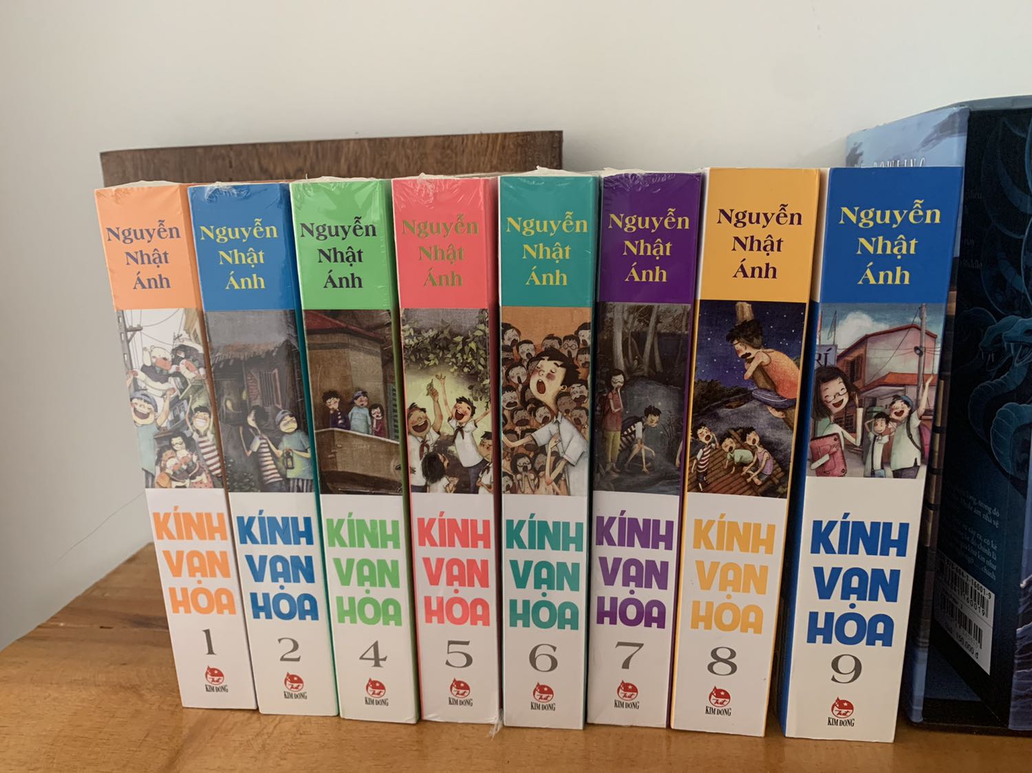 :))) mình thấy sale đặt tặng cô cả bộ lun, giấy mỏng sách thơm khá ưng ý. ^^ mê bộ này từ nhỏ rồi.
Giao hành nhanh chóng nữa