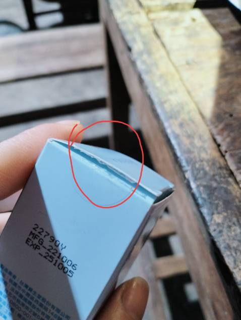 Mình nhận hàng lúc chiều nhưng giờ mới mở ra thì thấy hộp đã bị mở ,tem rách dấu mở rồi ạ.ko biết phải chính hãng ko hay đã bị đổi rồi