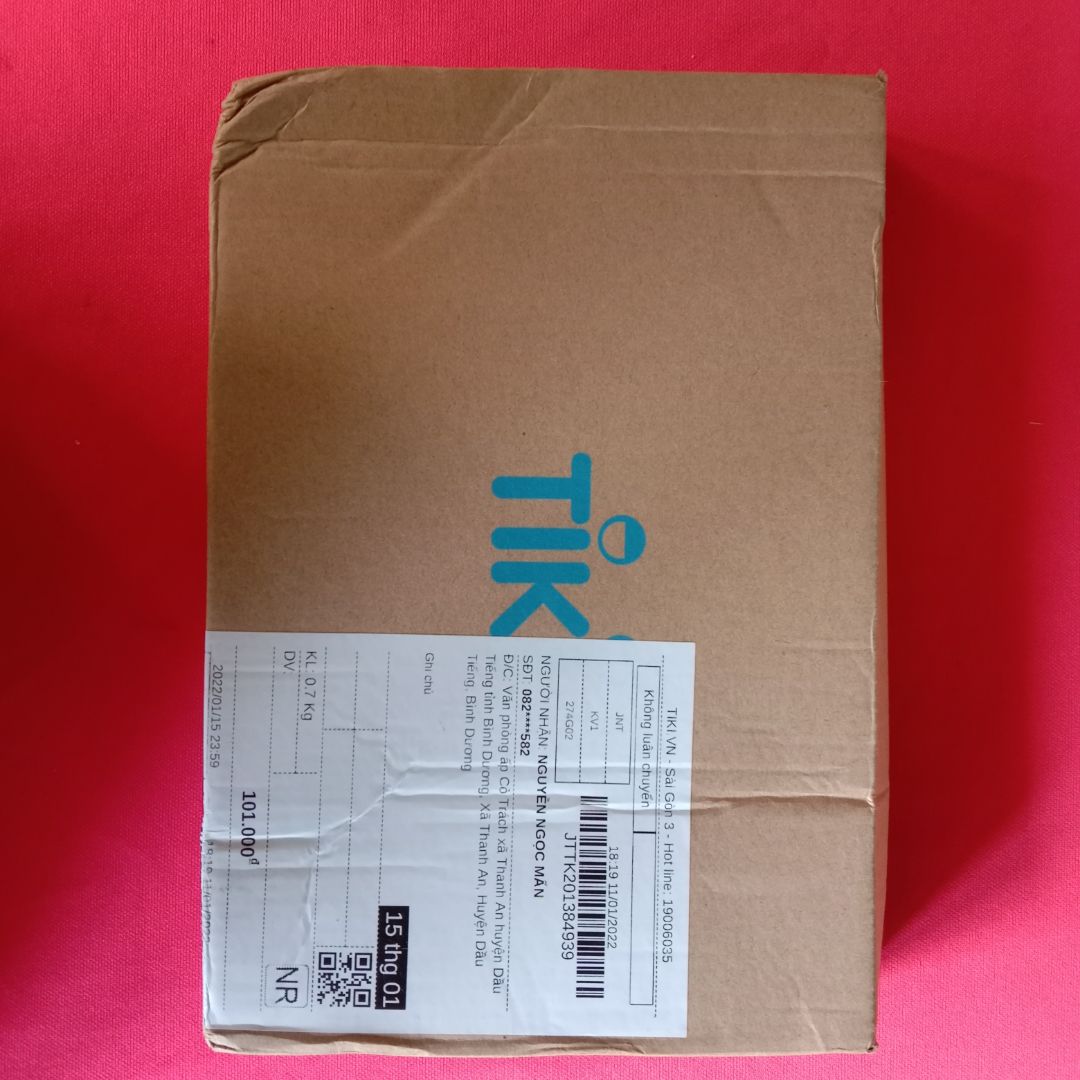 Mua dùm bạn nên chỉ nhận xét qua loa thôi. Được cái lần này ship cực nhanh, mà theo lời mẹ tôi (mẹ đi nhận hàng) thì anh shipper này cực kỳ dễ thương, lễ phép, thân thiện.
Mới đc nó cho mượn đọc xong nên ngựa đi review luôn. 
Ấn tượng đầu tiên đó là tưởng cuốn sách viết về câu chuyện cụ thể nhưng không ngờ giống kiểu tự truyện tản văn, nhưng không vì thế mà không mê, phải là quá mê luôn chứ. Thực sự rất thích cuốn này nhưng không biết diễn tả như nào. 9/10 vậy đi