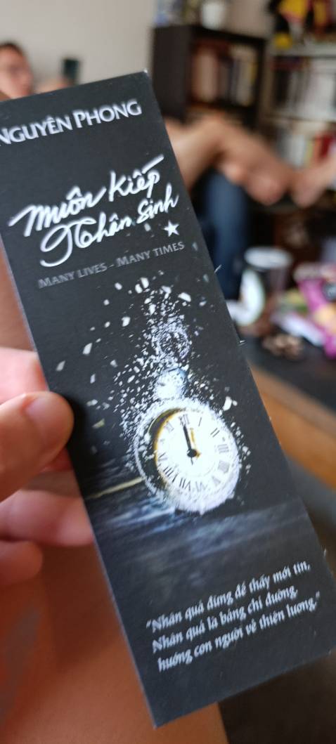 Trên miêu tả sản phẩm và ảnh chụp quảng cáo cho sp "bản tặng kèm bookmark" thì có thấy bộ bookmark tặng kèm rất đẹp và chất nên mình bỏ thêm mười mấy nghìn để lấy bản kèm bookmark, cuối cùng nhận được đúng 1 cái bookmark mỏng dính mỏng deo xấu hoắc của 1 quyển sách thậm chí còn ko liên quan (muôn kiếp nhân sinh ), lần sau mình để ảnh quảng cáo trung thực một tí đi nhé!