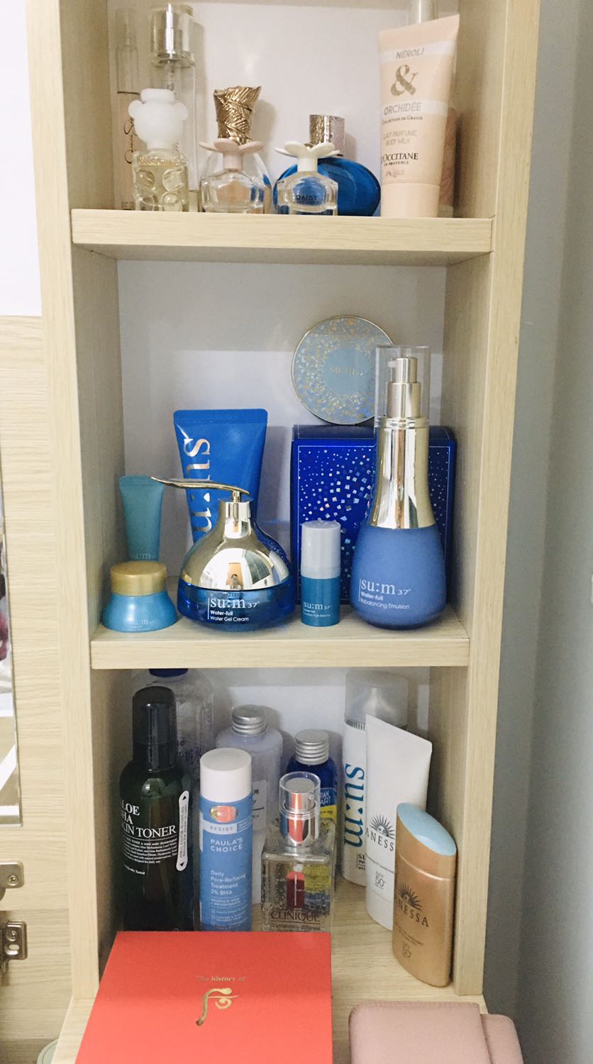 Tuyệt vời lắm. Bàn to rộng, chỉ tiếc là không gian mình hơi nhỏ nên không để tủ ba ngăn ra xa hơn chút được. Bàn rất đẹp, các cạnh được gọt dũa khá mượt. Nhân viên lắp ráp nhiệt tình dễ thương. Cảm ơn shop và Tiki nhiều.