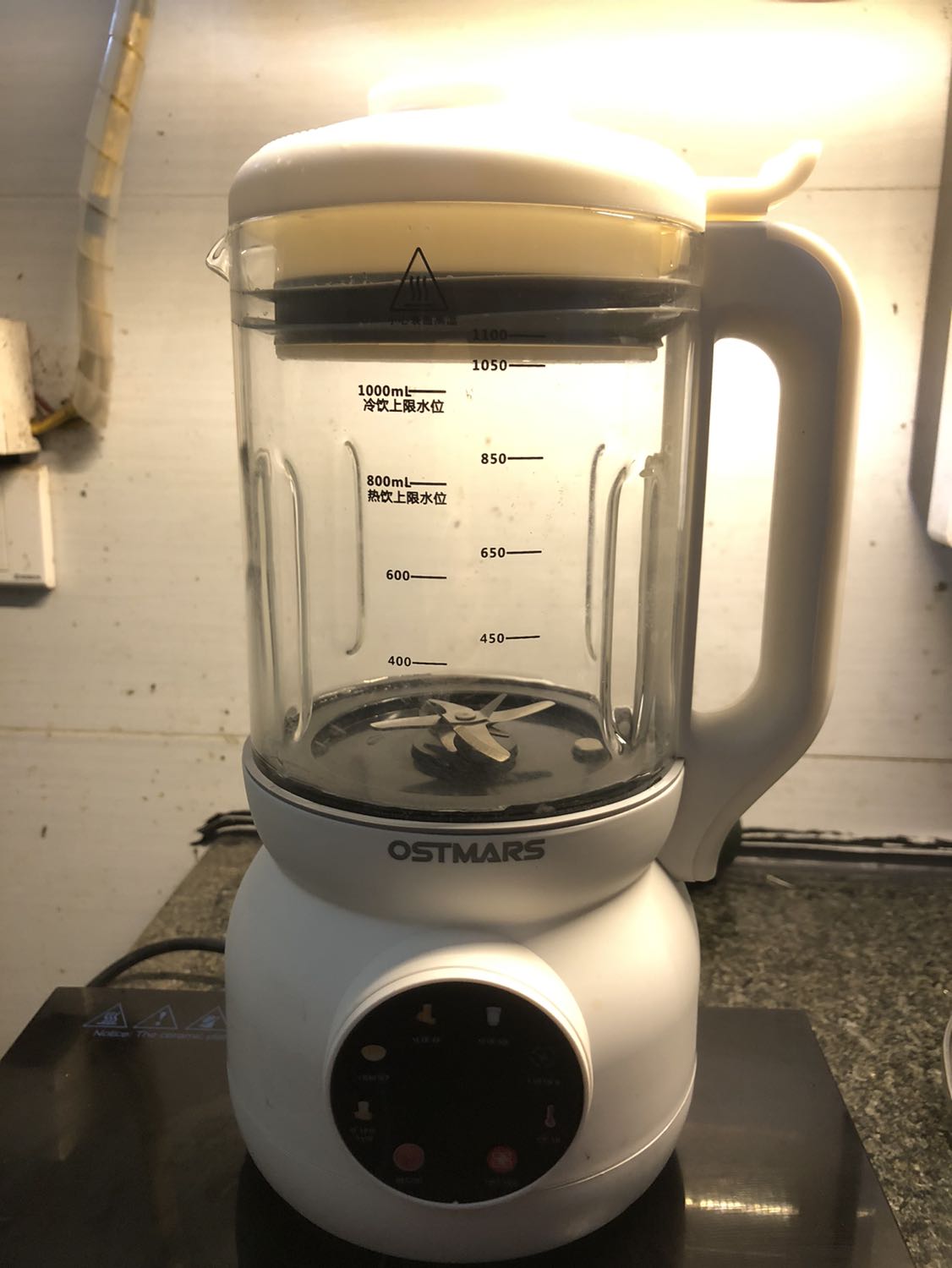 Mới dùng một lần, sữa rất mịn, rất ưng. Xay 400ml thấy nó đẩy cao lên ngưỡng 800ml. Chưa thử xay ở mức 1000ml, ko biết có tràn ko. Nhược điểm là tiếng ồn hơi to