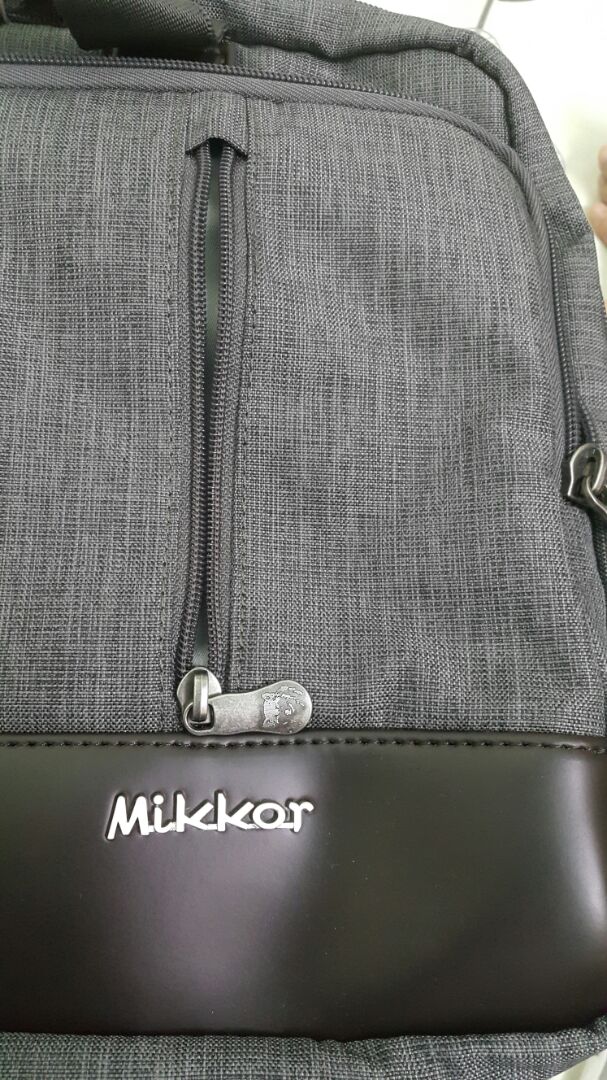 Hài lòng với sản phẩm. Cặp xách gọn, nhẹ, nhiều ngăn tiện dụng. Đựng gọn lattop 15.6 in. Chất liệu ok, đường may chắc chắn.
Tuy nhiên trên nhãn sản phẩm có ghi bảo hành 5 năm nhưng không thấy phiếu bảo hành trong sản phẩm???