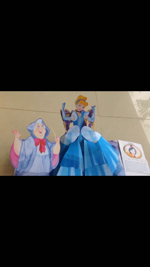 Sách rất đẹp, được giảm thêm 10% nữa chỉ còn hơn 900k. Mình cũng lên youtube xem video cực kì đẹp và quyết định mua. Giá của tiki cũng tương đương trên Amazon. Sách đầy đủ các nhân vật công chúa của Disney kèm theo tóm tắt câu chuyện của từng công chúa. Trên Amazon thấy ghi độ tuổi là 5+ thì phù hợp vì đây là dạng sách Pop-up, bé từ 5 tuổi mới xem và biết giữ gìn được. Sách là hàng nhập của Malaysia.