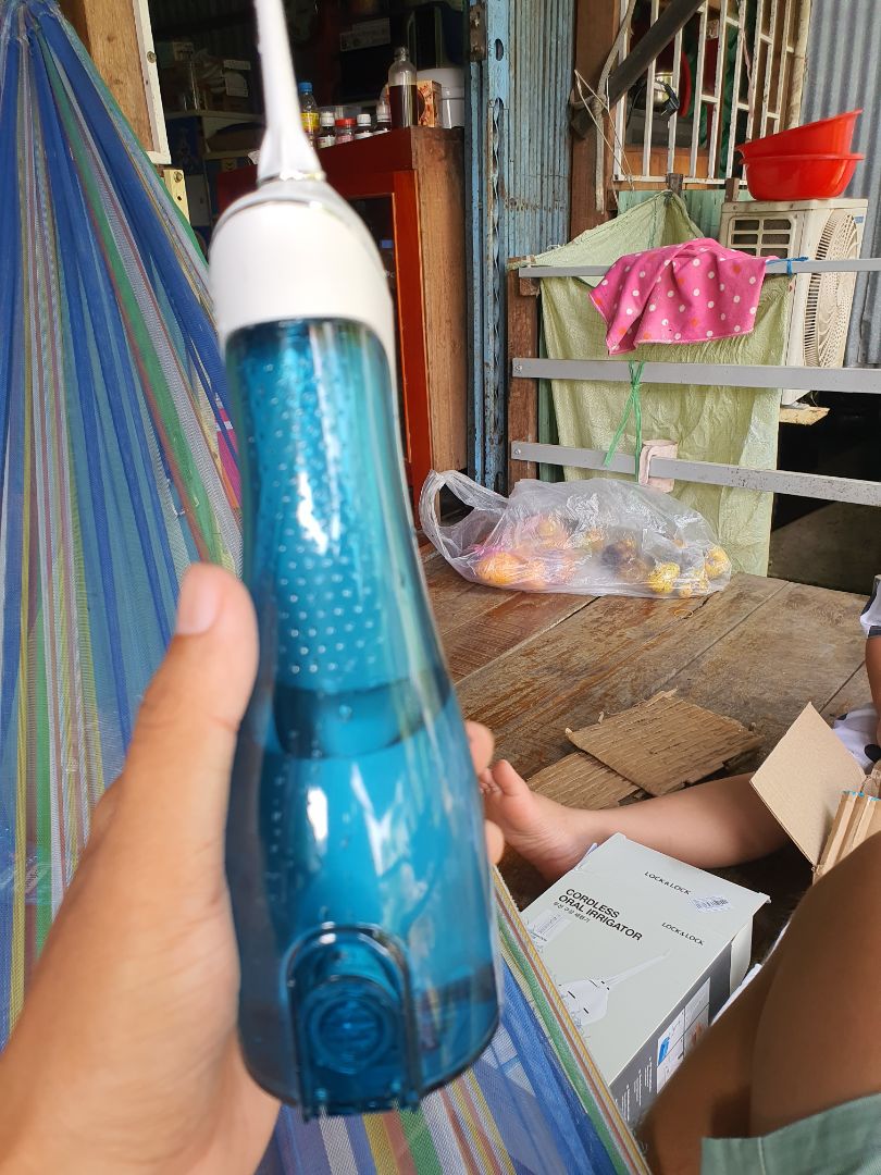 SP đóng gói cẩn thận
Giao hàng đúng hẹn, tuy nhiên hơi lâu so với các đơn vị khác.
Về SP còn nguyên Seal, hàng đúng chuẩn.
Sử dụng ban đầu cho cảm giác rất êm ái, áp lực nước bắn rất mạnh, có nhiều chế độ lựa chọn.
Nhược điểm:
 Đầu vòi ít, có 2 cái
Dung tích bình chứa 200ml, cảm giác rất ít, ko đủ 1 lần vệ sinh răng.
Về khoảng pin thì do mới sử dụng nên chưa biết pin dùng được bao lâu.