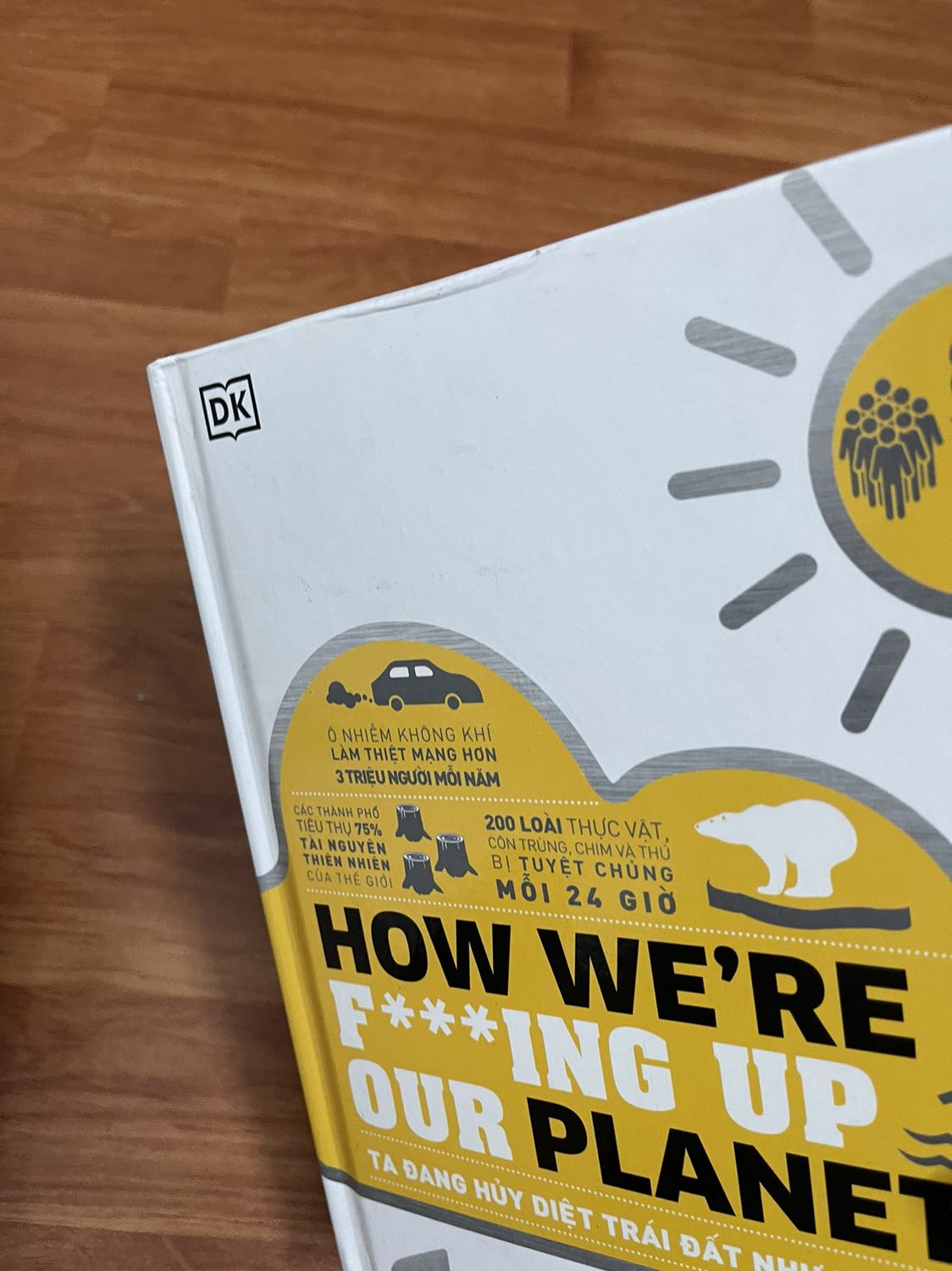 Hào hứng nhận sách lắm, mà mở sách ra bị thất vọng á. Mặt sách thì trầy, góc sách thì cong. Như sách trưng bày đem bán ý.  Chán sách đặt bên tiki ghê :((((