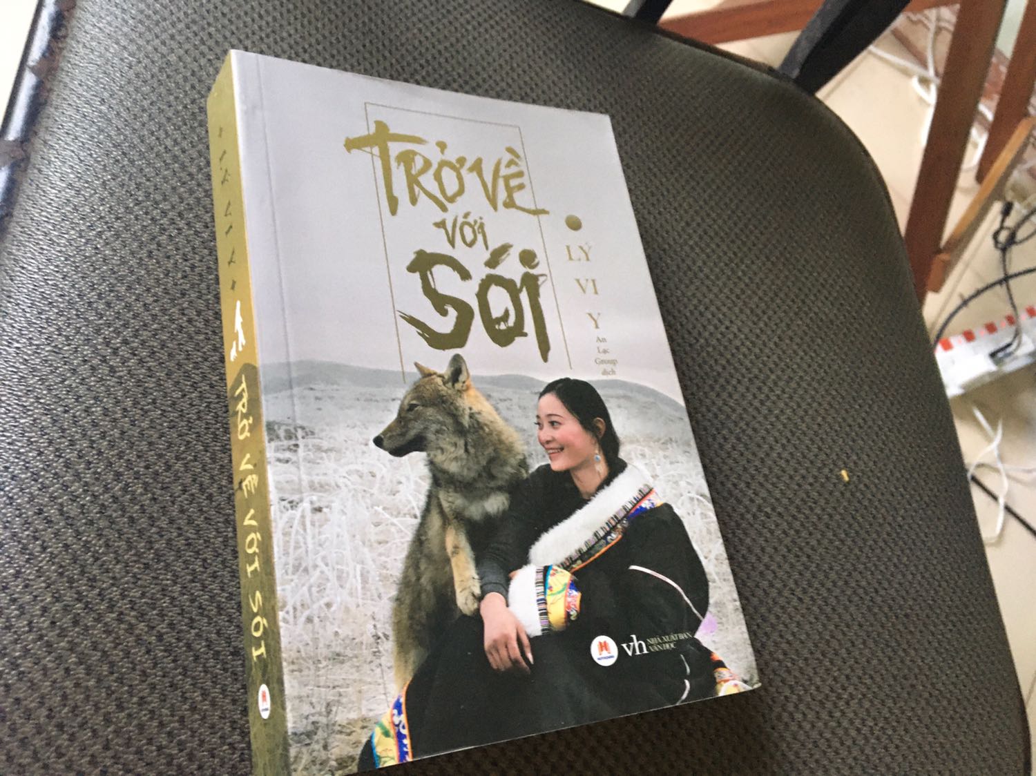 Cuốn sách này những trang đầu tiên được in màu rất đẹp và chân thực, tự truyện này gửi cho ta nhiều thông điệp nhân văn quý giá. Sản phẩm được đóng kĩ càng, giao hàng rất nhanh và được đóng gói rất cẩn thận, cám ơn tiki, cám ơn nhà sách ạ.