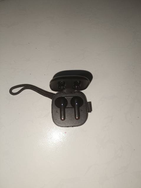 Tai nghe dùng khá ổn, âm thanh không tệ, pin trâu. Điểm khó chịu là hộp đựng thiết kế rất bất tiện, ban đêm thì khỏi thấy đường mở hộp. Mong là dùng dc lâu dài.