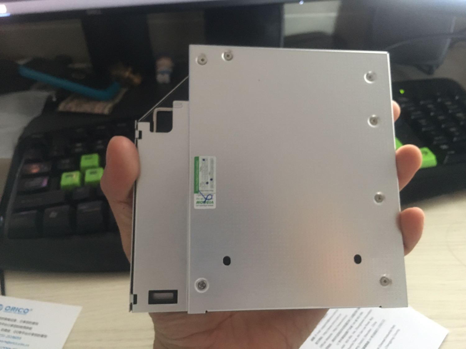 Đã nhận hàng
Chất liệu đẹp, bền, hoàn thiện chắc tay
Có 2 con ốc để lắp
Bạn nào khi bắt ốc nên đè phần đuôi ổ cứng xuống sẽ xiết đc ốc nha. Đã nhận hàng
Chất liệu đẹp, bền, hoàn thiện chắc tay
Có 2 con ốc để lắp
Bạn nào khi bắt ốc nên đè phần đuôi ổ cứng xuống sẽ xiết đc ốc nha.