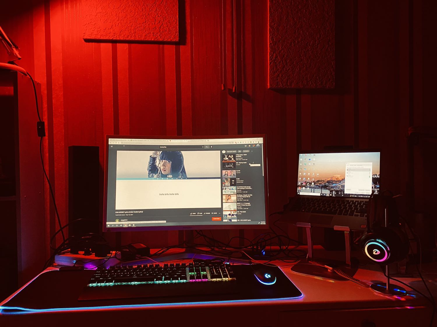 Tấm lót chuột rất đẹp, ngoài đèn siêu sáng ra thì bản thân chất liệu vải cũng rất tốt, mình xài mấy tuần nay thì chạy lượng vẫn ổn định, mua thêm 1 cái tặng ba mình ba cũng rất thích.