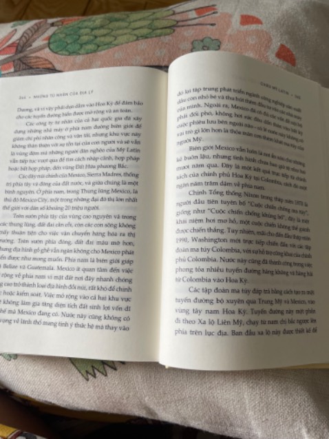 Một trong những cuốn sách thú vị nhất đã từng đọc. Các bạn nào thích tìm hiểu về chính trị có thể tìm đọc. Sách sẽ giải thích những quyết định của các nước trên thế giới, vd như tại sao họ lại tiến hành những cuộc chiến tranh. Sách giúp mình hiểu hơn về những vùng mình chưa có cơ hội tìm hiểu như Châu Phi, Mỹ Latinh. Rất đáng đọc nhé !!!