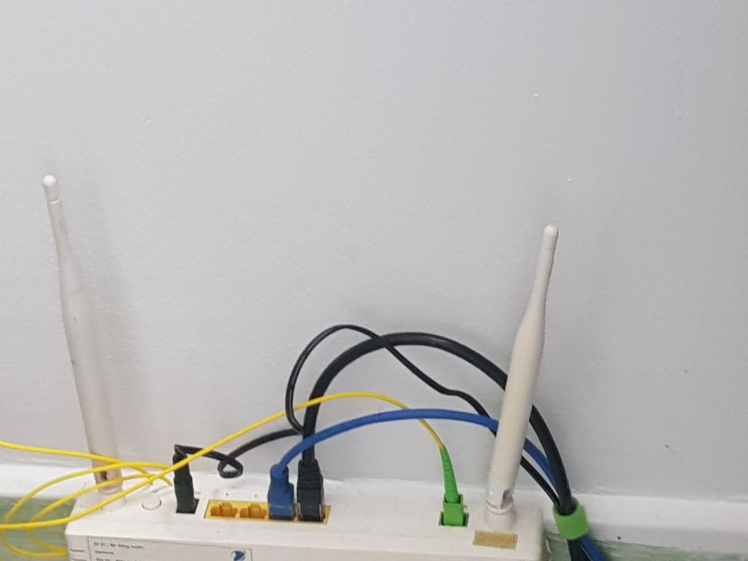 dây cáp chất lươngn build tốt. dày và chắc chắn hơn so với các dây trên thị trường. đầu cắm khá chắc chắn. màu đen nổi bật