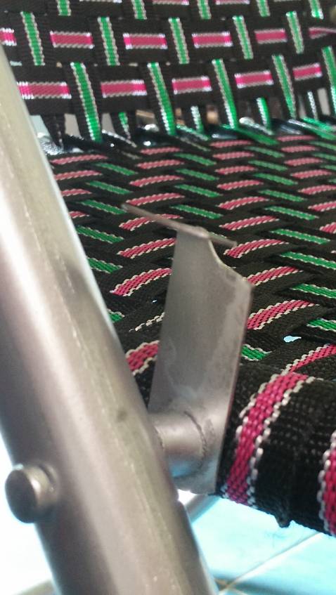 Chỗ để chân cố định không thể kéo vào được,phần chân ghế không cân bằng và khung sắt yếu, và giá ở trên mạng tổng cộng 267k nhưng khi giao tới thì 270k.