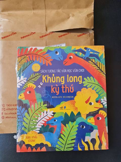 Giao hàng ngay ngày hôm sau, sách đẹp và tương tác rất tốt. Pé nhà mình rất thích. Có cho tô và hình dán để dán tương ứng với khung hình theo tên khủng long. Có tên khoa học và hình minh họa khủng long rất đẹp.