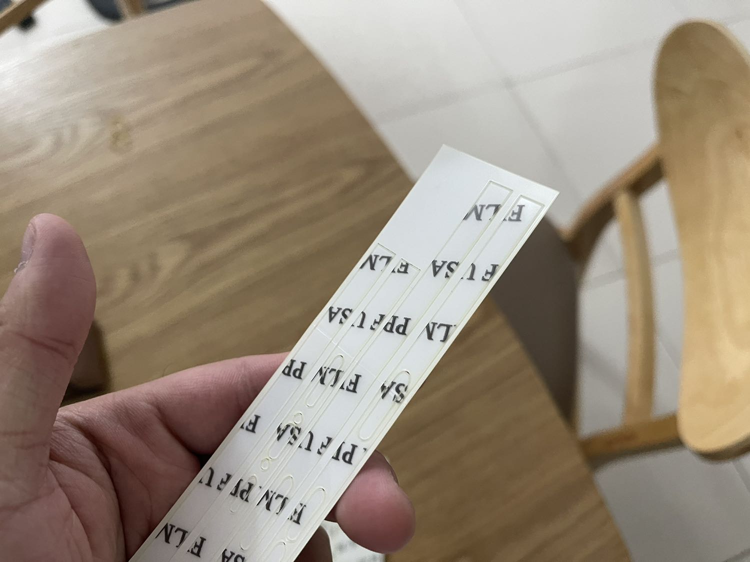 Mua của GOR, mà giao cái hàng rẻ tiền ngoài chợ như thế này, nhếch nhác thấy mắc gớm. Mình mua 2 bộ, bộ này bộ thứ 3 rồi, vì mấy nha cung cấp khác đều hết hàng bộ này cho 12 Pro Max nên mới mua bên này. Ai dè treo đầu dê bán thịt ***. Tiki nên xóa sổ cửa hàng này ra khỏi trang để lọc bớt những trường hợp buôn gian bán lận như thế này.