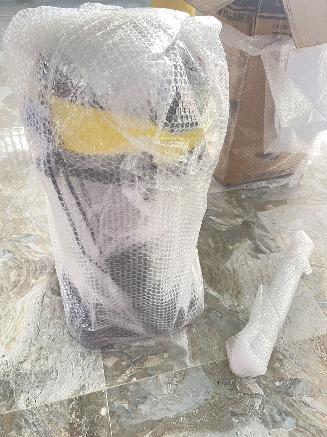 Vừa nhận được là *** máy lun máy hút mạnh tiếng ồn ở mức chịu được cũng ko phải quá ồn nói chung  khá ưng và thích cái máy này