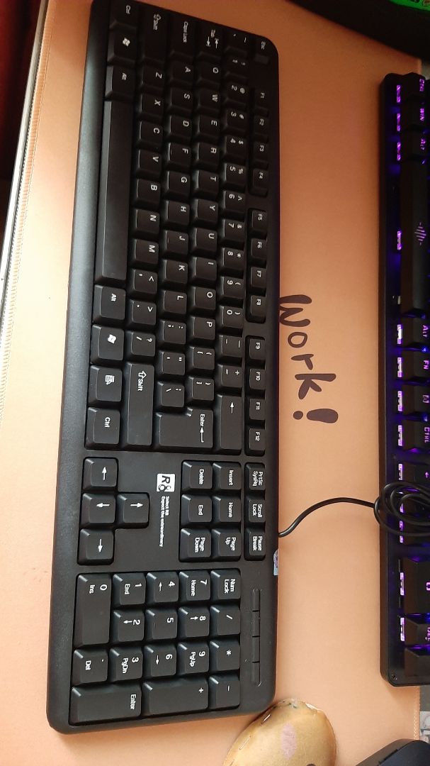 bàn phím có độ cứng không đều nhau, phím capslock và shift rất cứng so với các phím còn lại nên khó gõ nhanh bàn phím có độ cứng không đều nhau, phím capslock và shift rất cứng so với các phím còn lại nên khó gõ nhanh