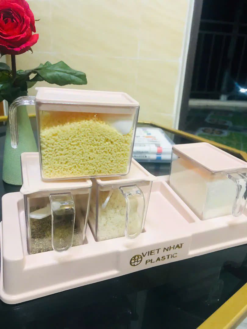 Sốp gói hàng cẩn thận, gửi đầy đủ. Ta nói cái kệ, miếng dán dán rất chắc luôn. Hủ đựng gia vị rất rất xinh. Săn được mấy em này giá rẻ mà cực xinh. 10 điểm k có nhưng. ⭐️⭐️⭐️⭐️⭐️