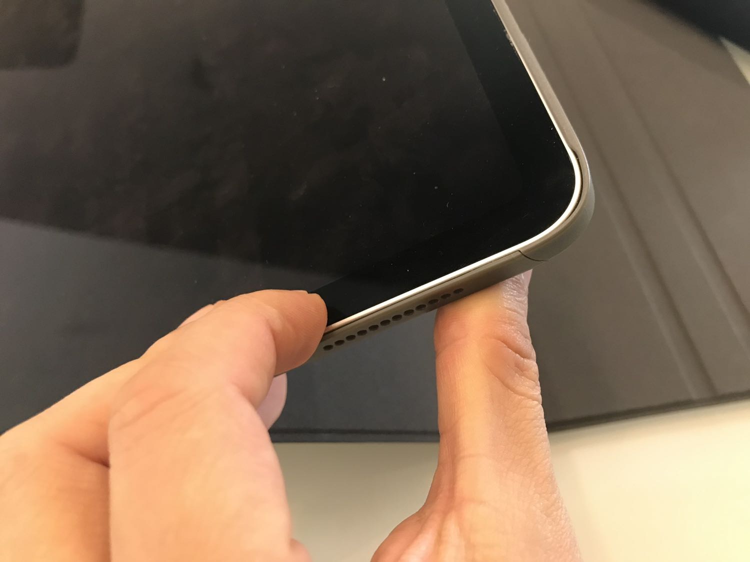 chất lượng rất kém; 
dùng đc 2 tuần vỏ nhựa bị vỡ góc