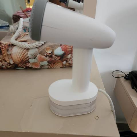 Hàng rất tệ, đã mang đi bảo hành 2 lần mà không khắc phục được tình trạng rỉ nước khi ủi,  mọi người đừng mua nhé