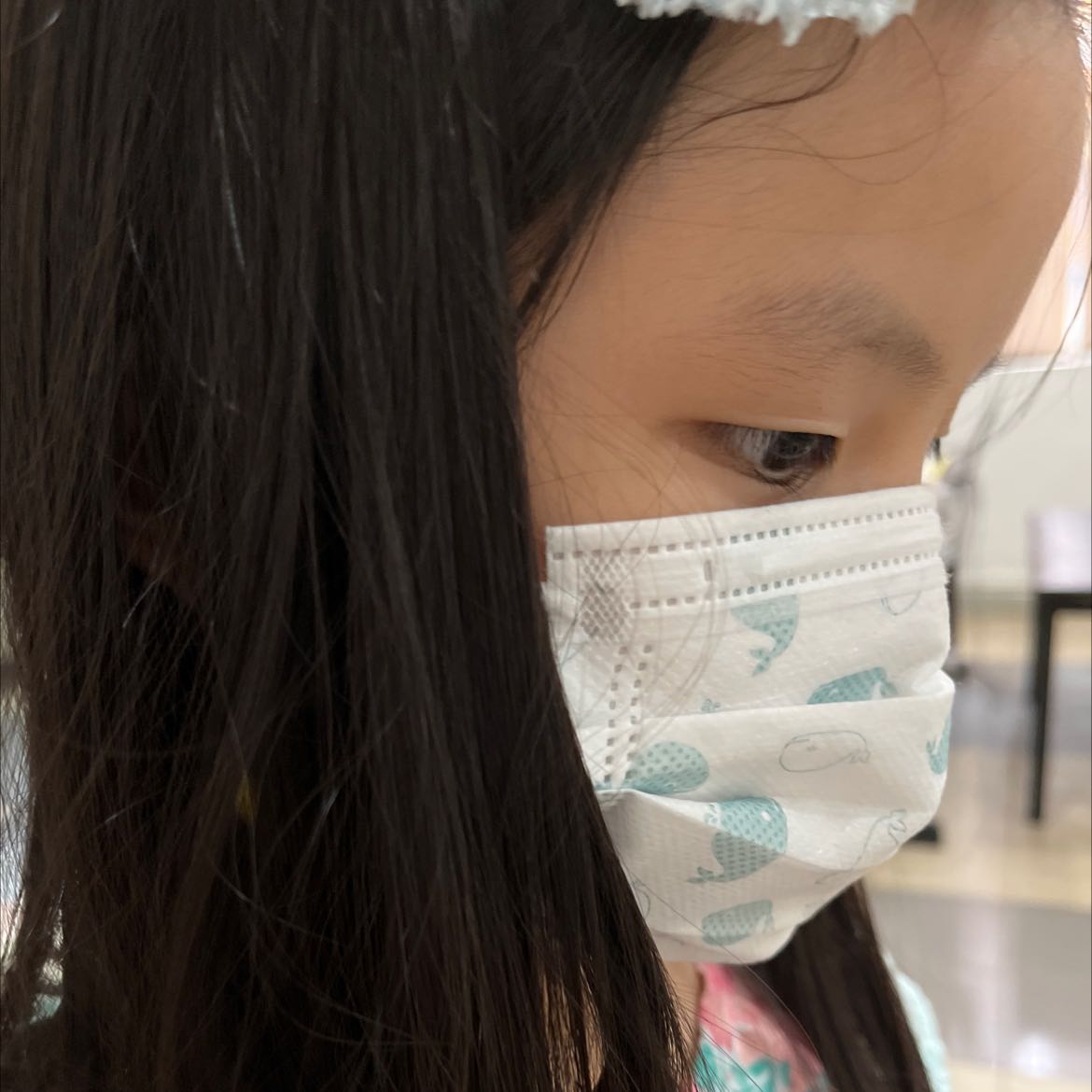 Bé ở nhà 7 tuổi đeo vừa vặn. Dây mềm ko đau tai. Màu sắc cũng nhẹ nhàng. Nói chung là hài lòng ah