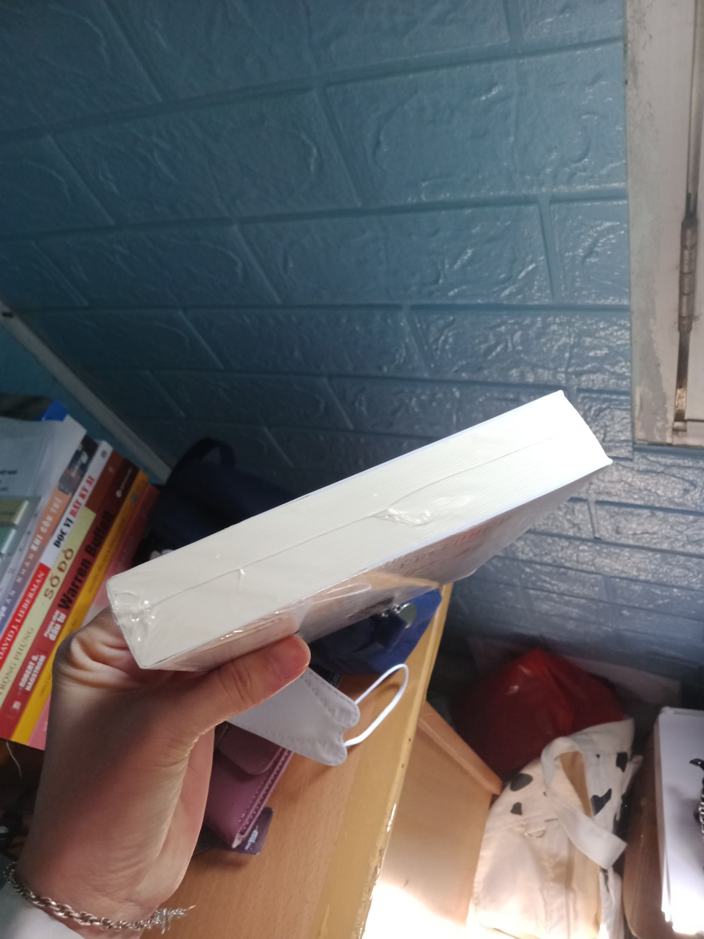 Nội thành HN nên tiki giao siêu nhanh, sách còn mới tinh, nguyên seal ạ. tác phẩm này mình nghe review nhiều nhưng chưa đọc, nay quyết định mua để đọc và cảm nhận xem tại sao mn lại thích như thế.