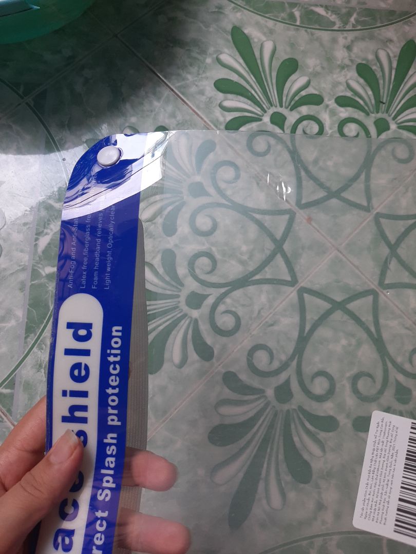 kính bị trầy, có nếp gấp do cong, gãy. Giao hàng trong hộp mà hộp đã bị mở ra trước.