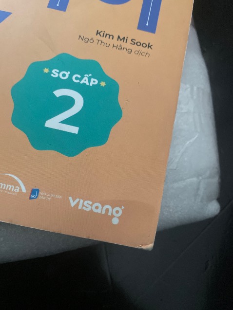 Đóng gói sơ sài, sách bị gấp mép.
Màu bìa nhạt hơn quyển 1, trang giấy mỏng hơn.