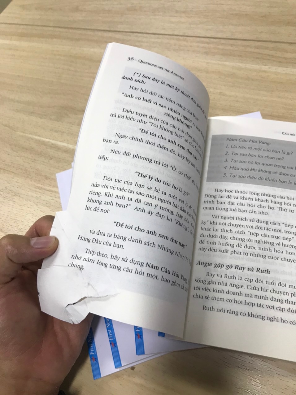 Tôi hài lòng về thời gian giao hàng của Tiki, tuy nhiên 1 trong 4 cuốn sách tôi nhận bị lỗi, rách. Tôi cho rằng đây là do sự kiêm tra hàng trước khi giao không kỹ của nhà sách.
Về cơ bản nội dung sách không bị ảnh hưởng nhưng nếu tôi tặng ai đó cuốn sách này thì thật tệ.
Hi vọng các bạn ghi nhận để kiểm tra kỹ trước khi giao và phục vụ khách hàng tốt hơn.
Trân trọng!