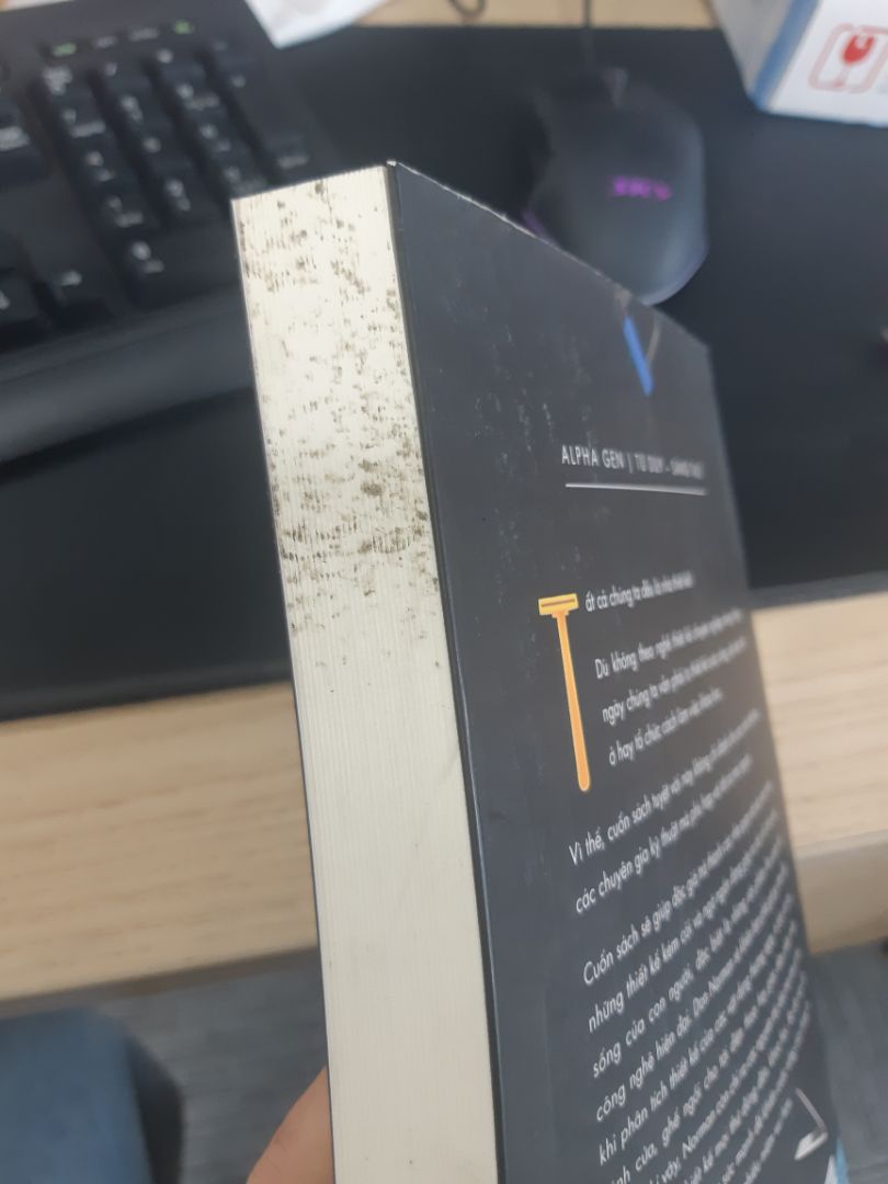 Mình đặt 2 quyển Tâm lí học và Thiết kế lấy người dùng làm trung tâm. Nhưng khi mở hộp (hộp không bị rách gì cả), thì quyển Thiết kế lấy người dùng làm trung tâm bị rách 1 xíu và bị bẩn như hình. Mình mua khá nhiều sách ở Tiki mà lần đầu tiên mua phải sách như này luôn. 
Đội ngũ hỗ trợ viên của Tiki phản hồi lại cho mình nhé!