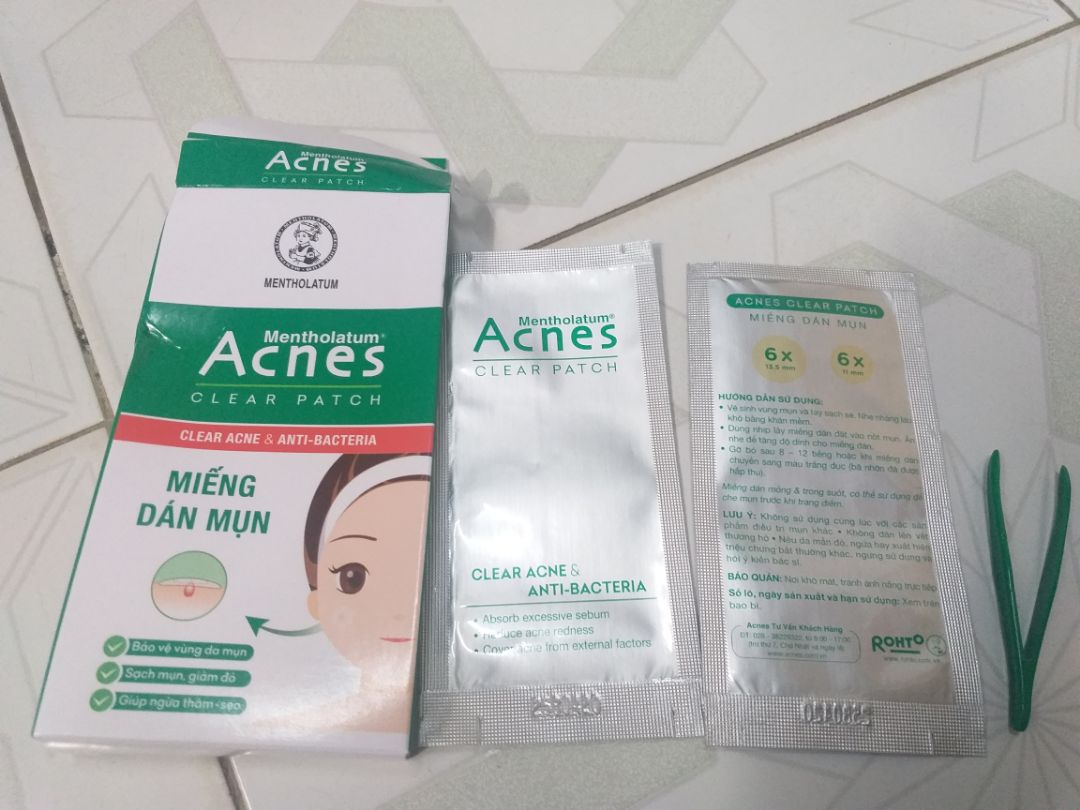 giá rẻ so với các loại khác, hộp móp méo, có que kẹp kèm theo, miếng dán khá chắc và mỏng nhưng ko hút được mụn như các hãng khác, chỉ hỗ trợ làm xẹp mụn nhanh, phù hợp dán khi ra đường chống bụi, miếng dán tròn có 2 kích thước, theo mình thấy hơi to, nếu có 1 cỡ nhỏ hơn và 1 cỡ to sẽ tiện lợi hơn