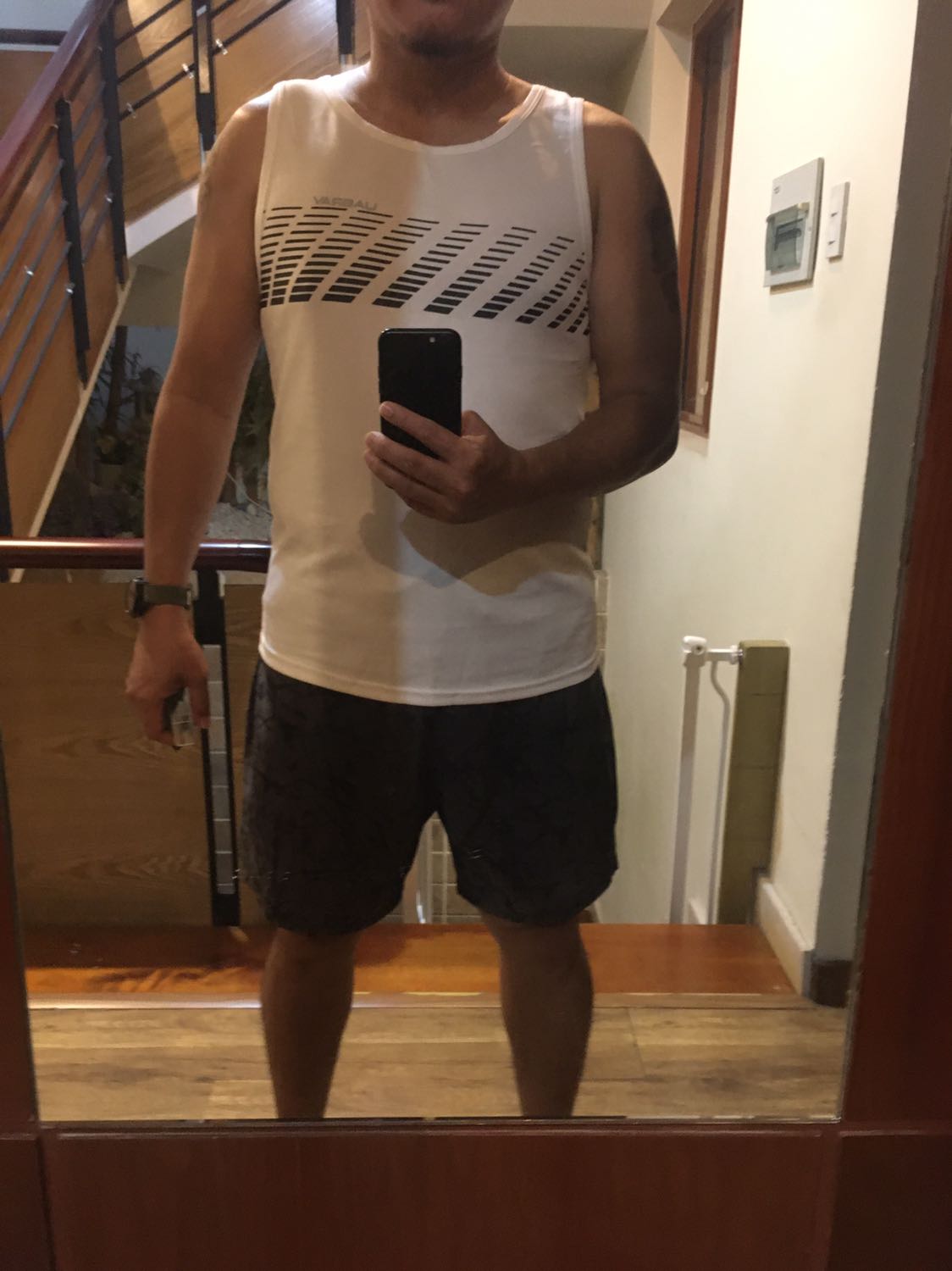 Áo size XL, vải thun tốt, body vừa vặn (ngực 115cm). Áo size XL, vải thun tốt, body vừa vặn (ngực 115cm).