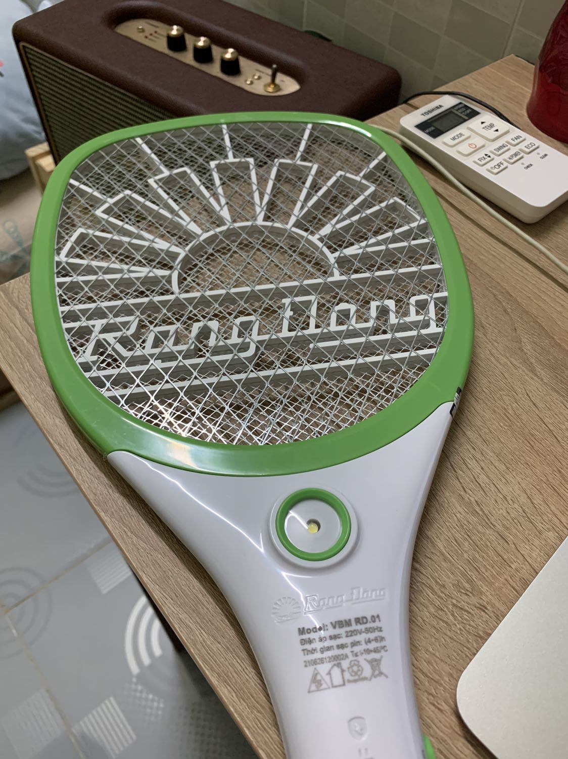 Vợt được làm tốt, nhựa cứng cáp không vênh hở như một số loại khác. Nhưng không biết là vợt thiết kế vậy hay sao mà lúc bật công tắc dù chưa nhấn nút thì lưới vẫn có điện yếu, nhấn vào thì điện mạnh hơn.