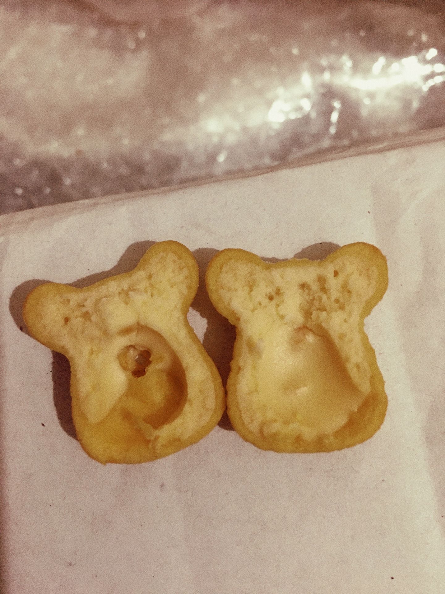 Đánh giá về chất lượng dịch vụ: 
1️⃣ Về đóng gói: Cũng nói thật đây là lần đầu tiên mình mua hàng ở shop nên cảm giác hơi lo lo vì không biết như thế nào, ra sao. Nhưng khi cầm hộp hàng trên tay mình cực kì yên tâm vì shop gói hàng rất cẩn thận. Chỉ là bánh thôi ấy mà shop còn dán băng dính "Hàng dễ vỡ". Khi mở hộp ra mình thấy được sự chu đáo, tỉ mỉ ở trong đó vì shop bọc qua tận mấy lớp. 
2️⃣ Về giao hàng: Mình vừa mới đặt xong thì Tiki đã tiếp nhận đơn hàng và cách đó mấy phút thì đến shop xác nhận có hàng. Mình chỉ bỏ điện thoại xuống tí thôi mà chỉ vỏn vẹn trong mấy chục phút từ xử lí đến xác nhận, đóng gói,. vô cùng nhanh gọn. Chưa mua bao giờ nên mình chỉ lo bánh về không kịp Tết, may sao chỉ hơn 2 ngày sau khi đặt thì bánh gấu yêu quý đã được nằm gọn trong nhà mình. Giao hàng phải nói rất nhanh luôn ý. 

☀️ Đánh giá về chất lượng sản phẩm: 
Mua bánh gấu trên onl mình rất sợ bánh bị nát, vỡ một chút thì không sao nhưng nát tươm thì hơi buồn. Nhưng khi đã nhận hàng từ shop Bách Hóa Xuân Thu, mình mở ra xem thì 1 gói bên dưới do bị đè nên có bị vỡ mấy chiếc còn gói bên trên thì còn nguyên không bị vỡ cái nào.  Thật sự rất mừng và quá ưng luôn ấy mọi người ạ. Mình nghĩ là đã mua bánh gấu thì cũng khá là hên xui, chẳng hạn shop gửi cho mọi người thì vẫn còn nguyên nhưng trong quá trình vận chuyển, do tỉnh bạn cách shop xa nên kéo dài ngày,.. thì bánh cũng khó mà còn nguyên được. Nhưng tóm lại là lần này mình rất rất hài lòng với sản phẩm của shop và chắc chắn mình sẽ còn ủng hộ dài dài. 

☀️ Trải nghiệm thực tế sau khi mua sản phẩm: 
Bánh gấu nhỏ nhỏ xinh xinh dễ thương ăn vào thì rất giòn và mình còn nghe rõ tiếng kêu "rộp rộp" - ôi sao mà vui tai đến thế! Với hương vị giòn giòn của lớp vỏ bên ngoài được làm bằng bánh quy kết hợp với chiếc nhân bên trong béo béo ngọt ngọt làm con người ta không sao cưỡng lại được. Thưởng thức xong rồi mà cái vị béo ngậy toát lên mùi sữa vẫn còn thoang thoảng trong khoang miệng. Bánh gấu của DTfood ăn không quá ngọt và lớp nhân sữa bên trong thì với mình là vừa đủ. Nhân mà nhiều quá thì mình ăn cũng ngán, nhưng với người hảo ngọt thì số nhân ấy có vẻ hơi ít so với các loại bánh gấu khác.