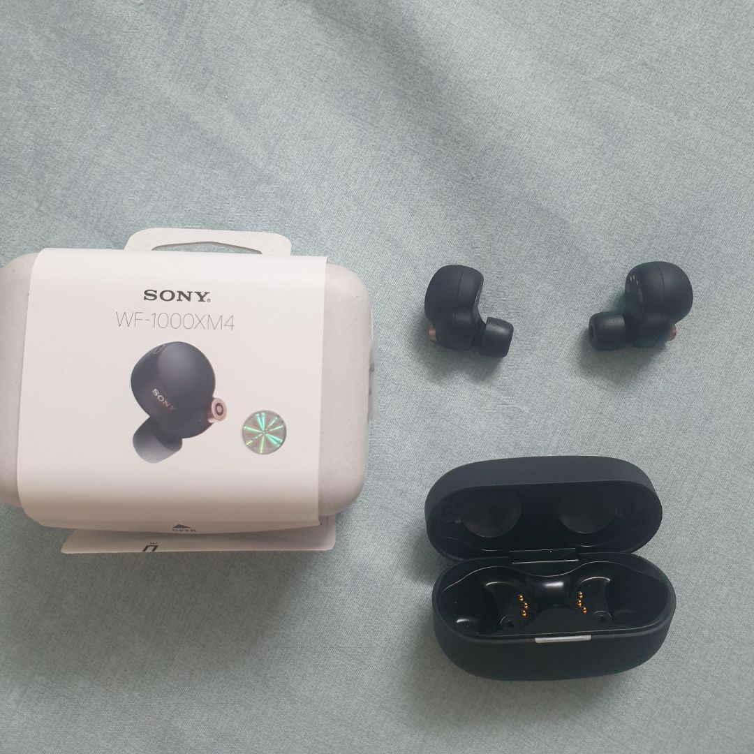 Xuất sắc! Cân nhắc mãi rồi cũng quyết định xuống tiền hốt em này. Chất âm thì hàng Sony khỏi phải bàn rồi, quá là ngon nghẻ. Miếng mút làm bằng bọt biển làm tăng khả năng chống ồn rõ rệt. Ứng dụng để tùy chỉnh trên Android cũng khá tốt, linh hoạt và nhiều options để trải nghiệm.