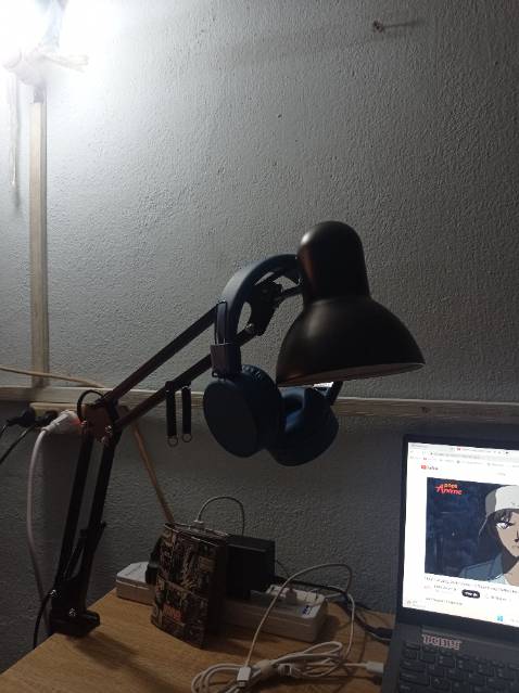 Tiki giao hàng nhanh vui vẻ, không như bên *** Express không giao rồi bảo từ chối nhận. Sản phẩm okie, kẹp lên bàn chắc chắn hơn là đứng trên chân có sẵn. Bóng đèn ánh sáng vàng khá dịu mắt.