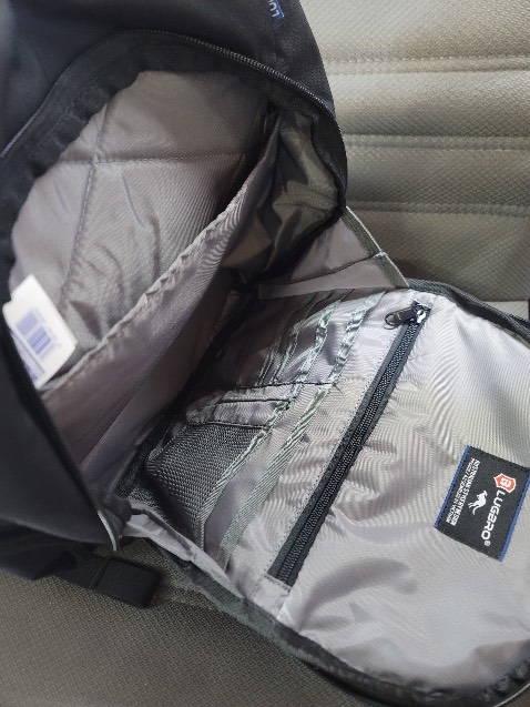 Balo chính hãng đẹp, chất liệu chắc chắn. Ngăn laptop có đệm sẵn, mình ko phải dùng thêm túi chống sốc nữa. Rất đáng tiền.