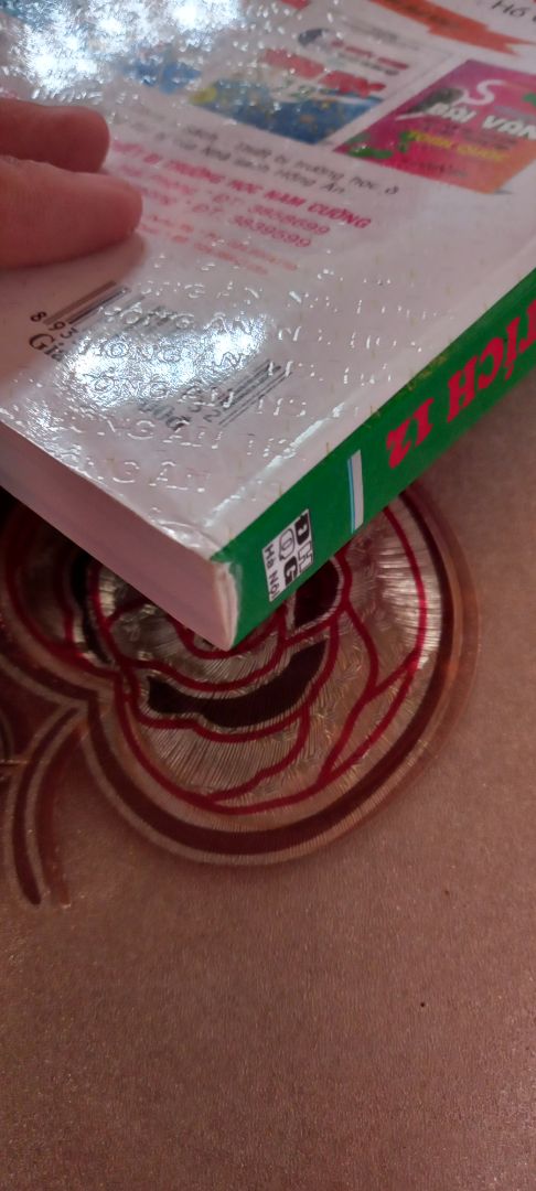 Giao hàng nhanh, đúng địa chỉ. Chất lượng sản phẩm tốt, sách mới toanh (chất lượng sách ở tiki là khỏi bàn rồi). Mình đã có cơ hội được học quyển giải tích của hai thầy năm 11 rồi, nội dung trong sách viết rất cô đọng, trọng tâm không dàn trải nhiều nội dung, kéo dài thời lượng bằng cách cho nhiều ví dụ cơ bản như các sách khác. Đôi lúc đọc sẽ thấy một chút khó hiểu nhưng nếu làm thạo những bài ở trong này rồi thì tự tin là không ngán đề thi ở trường đâu nhé ;) Mình có chụp nội dung hai trang đầu, các bạn lần đầu biết tới sách có thể tham khảo cách viết của hai thầy trước khi quyết định mua nhé, cá nhân mình thấy đây là hai quyển tham khảo toán chất lượng và đầy đủ nhất để chinh phục kiến thức giáo khoa toán 12. Do tiki chỉ cho đăng kèm 5 hình nên mình sẽ để hình của quyển giải tích ở bình luận khác nhé!